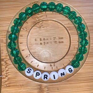 New Spring Spellout Beaded‎ Wrist Bracelet Green White Adjustable Size Stretch